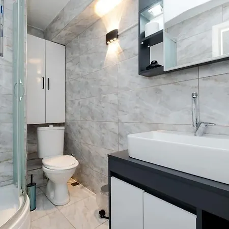 3-bedroom Near Taksim Square With Spacious Living Apartment *