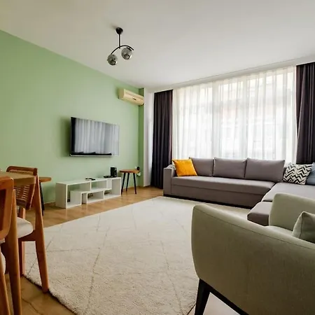 Lejlighed 3-bedroom Near Taksim Square With Spacious Living *